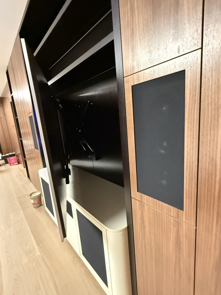 Bras articulé dans la niche en noyer et enceinte encastrée dans les boiseries