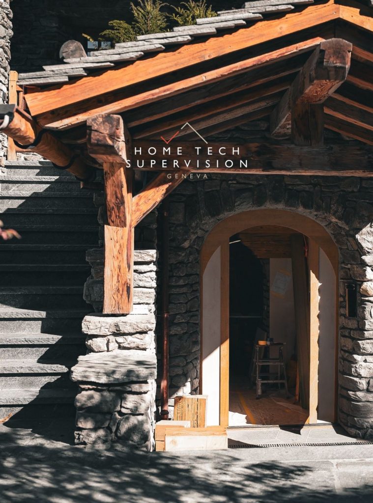 Entrée d'un chalet valaisan en pierre et vieux bois